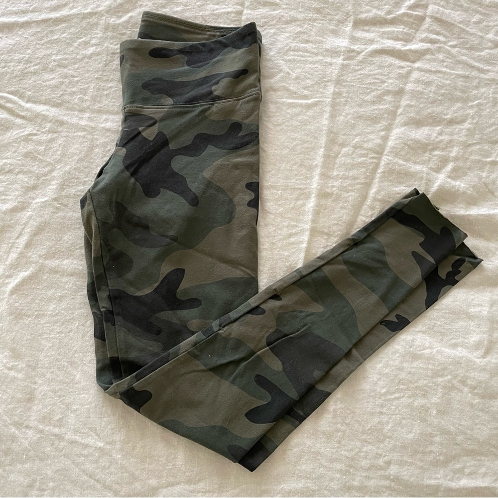 Aritzia Tna Camo Leggings